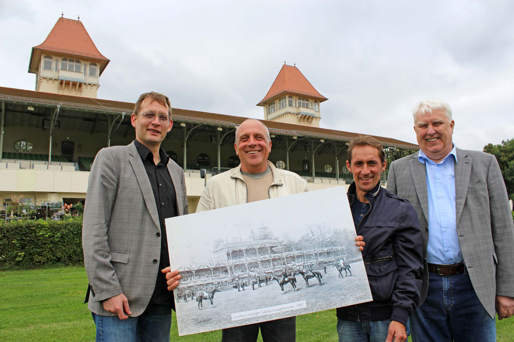 Clemens Meyer (Schriftsteller, Vorstandsmitglied im Leipziger Reit- und Rennverein Scheibenholz e.V.), Alexander Leip (Geschäftsführer der Scheibenholz GmbH & Co. KG), Marco Angermann und Jürgen Funke (Präsident Leipziger Reit- und Rennverein Scheibenholz e.V.) blicken mit einem Bild der Rennbahn vor 130 Jahren auf die ereignisreiche Geschichte zurück. Foto: Scheibenholz