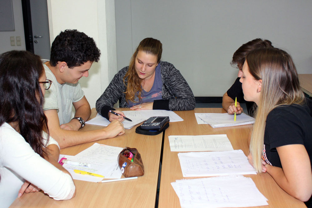 Tutorin Michelle Uth (Mitte) unterstützt Erstsemester des Wirtschaftsingenieurwesens Bau in der Gruppenarbeit zum Vorkurs Mathematische Grundlagen bei der Lösung ihrer Aufgaben. Foto: S. Weidner/HTWK Leipzig