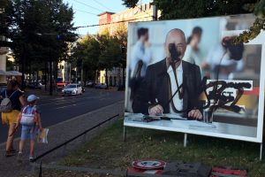 Siehst Du auch schwarz? Großflächige Plakatierung des CDU-Kandidaten und Zerstörungen bei Dr. Thomas Feist auf dem Waldplatz. Foto: L-IZ.de