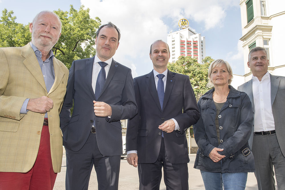 Goldene 100 im Jahr 2017: (v.l.n.r.): Gerd Dachsel (Bauleiter des 1972 installierten MM auf dem Wintergartenhochhaus), Martin Buhl-Wagner (Geschäftsführer der Leipziger Messe (Sprecher)), Markus Geisenberger (Geschäftsführer der Leipziger Messe), Evelyn Rößler (Leipziger Messe) und Bern Jütting (Geschäftsführer AlphaSigns). Foto: Leipziger Messe