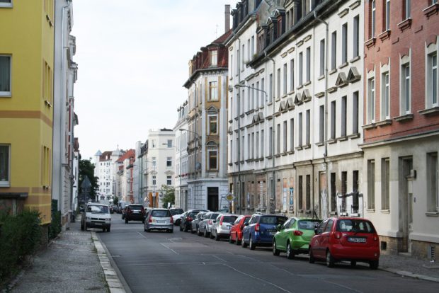 Schon wenn links ein bisschen "wild" geparkt wird, verengt sich der Straßenraum in der südlichen Gießerstraße deutlich. Foto: Ralf Julke