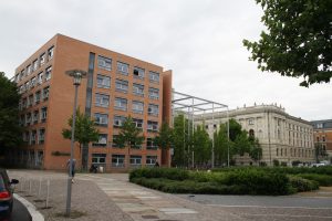 Die Tagung findet im Geisteswissenschaftlichen Zentrum der Uni Leipzig (links) und der Uni-Bibliothek Albertina (rechts) statt. Foto: Ralf Julke