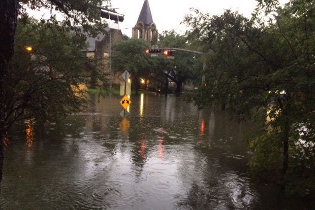 Hurricane „Harvey“ in Houston am 27. August: Blick vom Pfarrhaus der Gemeinde „Christ the King Lutheran Church“ zur Kirche (Partnergemeinde der Kirchgemeinde St. Thomas). Quelle: Thomaskirche