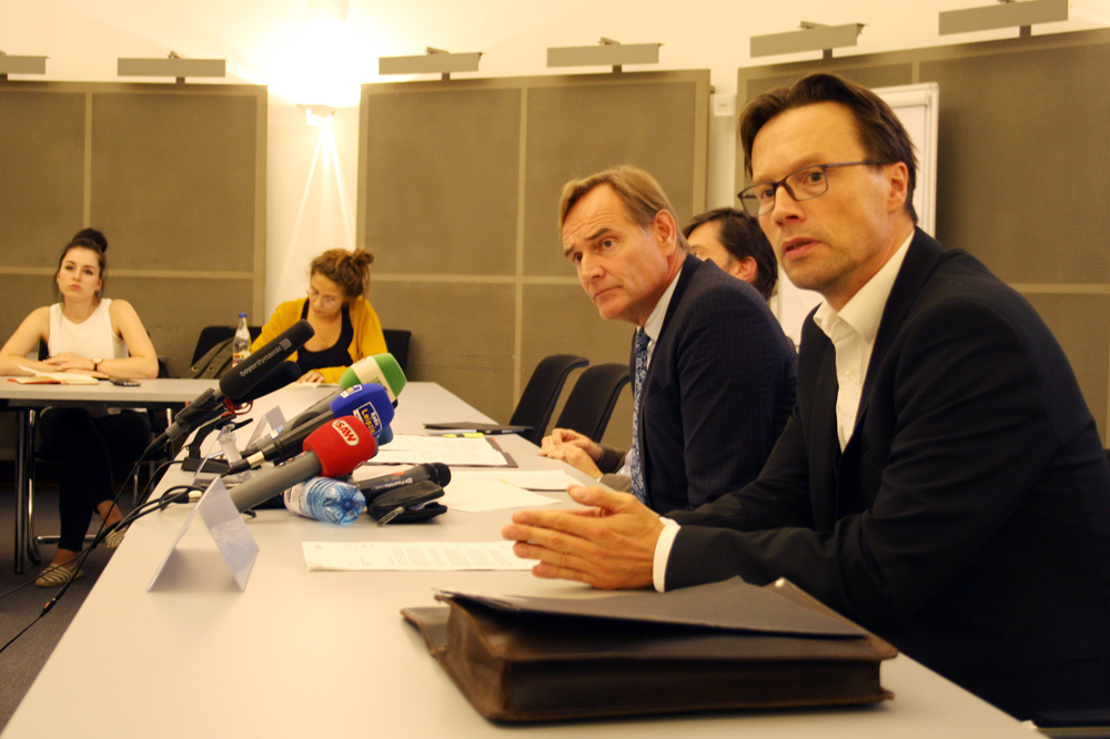 OBM Burkhard Jung (hier mit Pressesprecher Matthias Hasberg) bei der PK zur Sicherheitslage. Foto: Ralf Julke