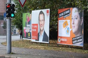 SPD-Kandidat Jens Katzek (Plakat in der Mitte) ganz ohne Botschaft. Foto: Ralf Julke