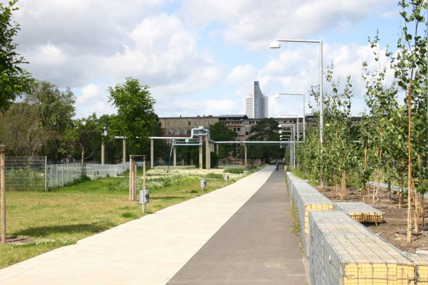Lene-Voigt-Park bei seiner Eröffnung 2004. Foto: Ralf Julke