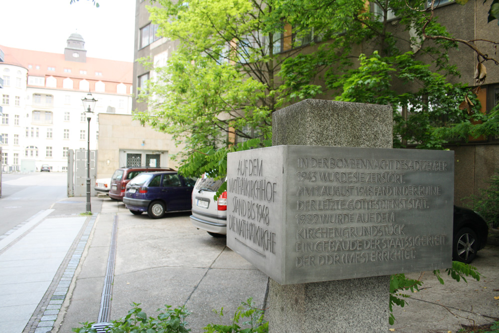 Die Erinnerungsstele für die gesprengte Matthäikirche am Matthäikirchhof. Foto: Ralf Julke