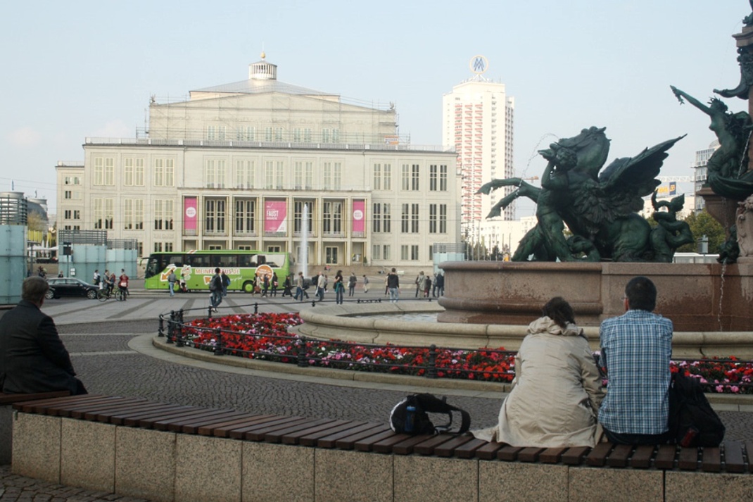 Blick vom Mendebrunnen zum Opernhaus. Foto: Ralf Julke