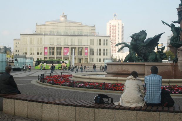 Blick vom Mendebrunnen zum Opernhaus. Foto: Ralf Julke