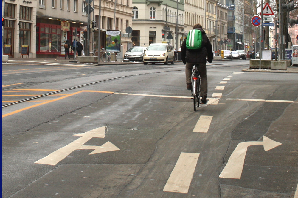 Radfahrer am Peterssteinweg / KarLi. Foto: Ralf Julke