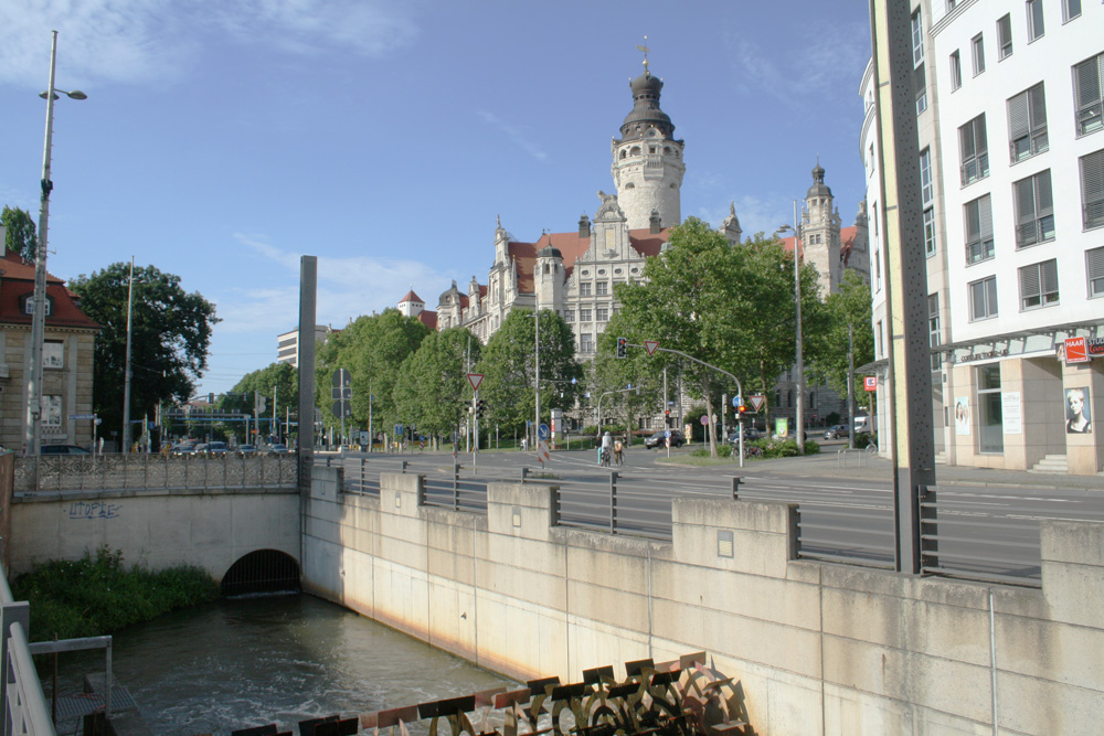 Neues Rathaus mit Pleißemühlgraben. Foto: Ralf Julke