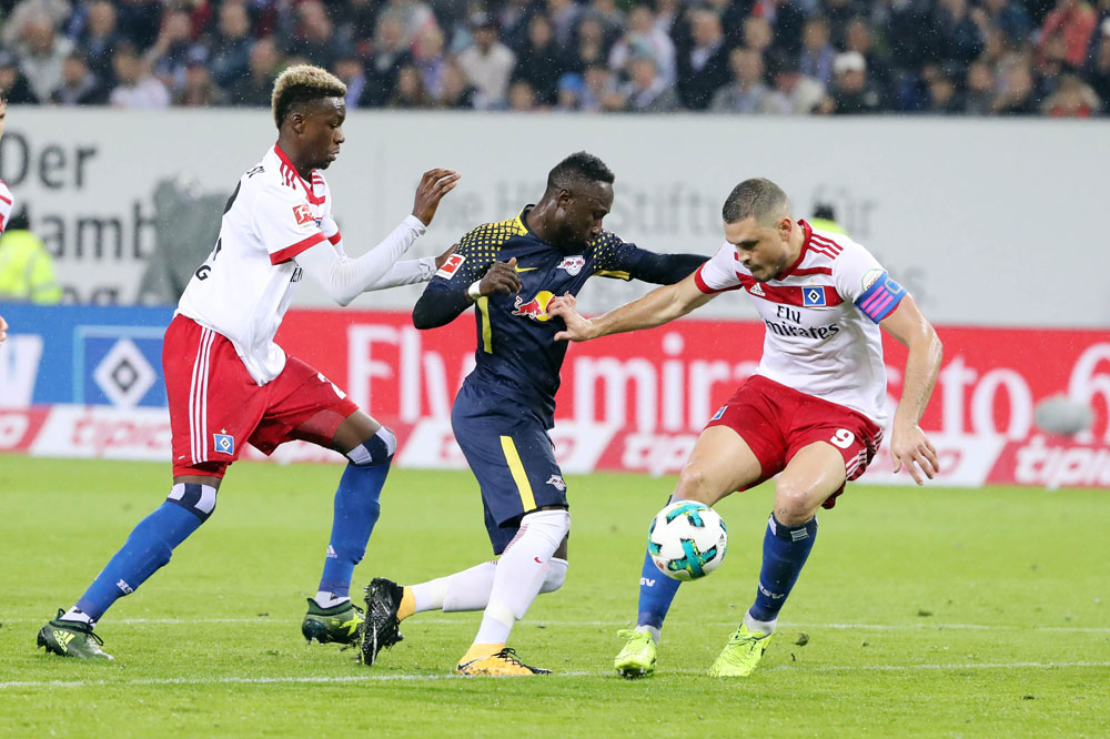 Gideon Jung (HSV), Naby Keita (RB Leipzig) und Kyriakos Papadopoulos (HSV) im Zweikampf. Foto: GEPA pictures/Sven Sonntag
