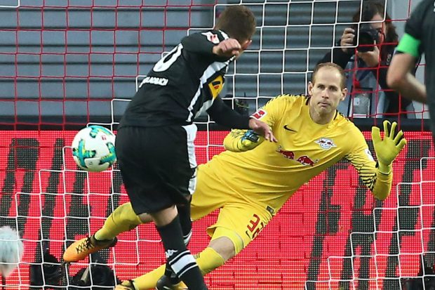 Elfmeter für Gladbach – Thorgan Hazard verwandelt & gleicht aus. Foto: GEPA pictures/ Roger Petzsche