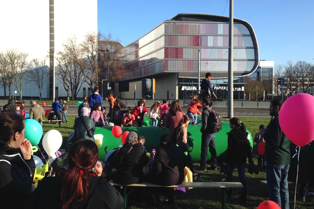 Ein gemeinsames Fest im Jahr 2015 auf dem Deutschen Platz und Hilfsbereitschaft. Seit vergangenem Jahr wird immer mehr über Abschiebungen debattiert. Foto: L-IZ.de