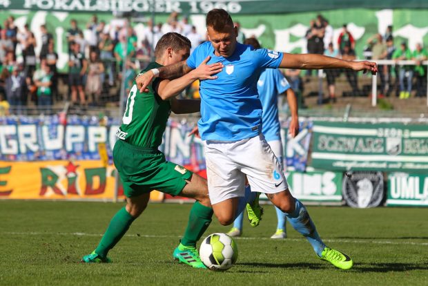 Kampf um jeden Meter - Daniel Heinze (li./ Chemie) gegen Daniel Kaiser. Foto: Jan Kaefer