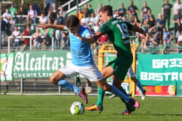 Max Hermann (re./ Chemie) bringt Christian Skoda zu Fall. Foto: Jan Kaefer