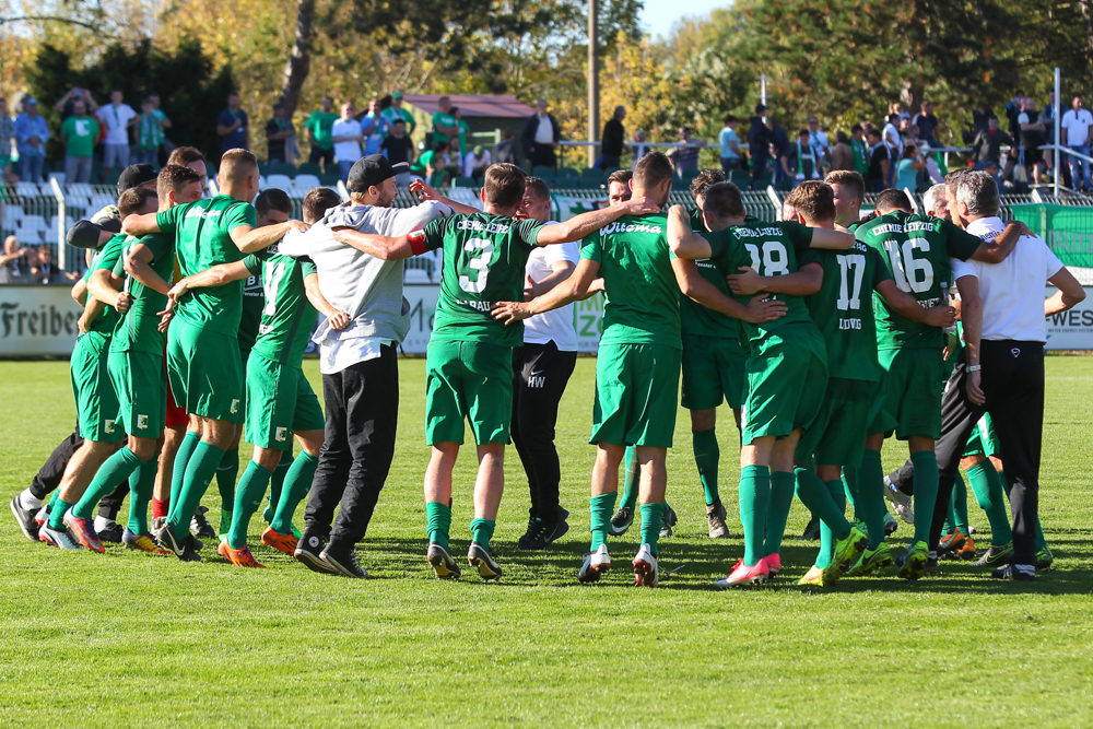 Freudentanz in Leutzsch - Chemie feiert den dritten Saisonsieg. Foto: Jan Kaefer