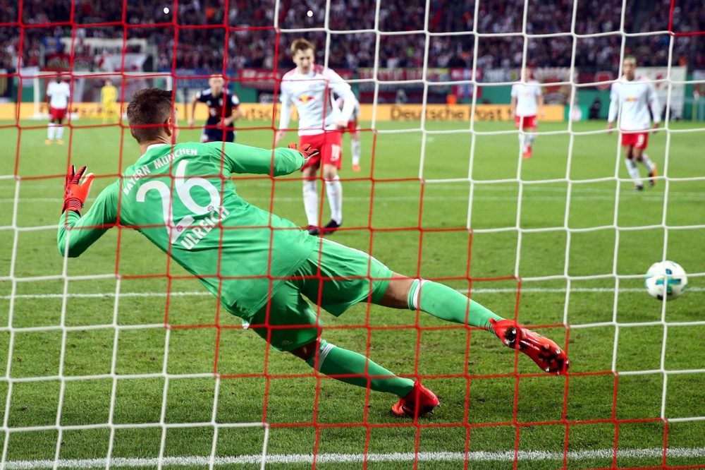 Der erste Elfer des Spiels - Sven Ulreich unterliegt Emil Forsberg. Foto: GEPA Pictures