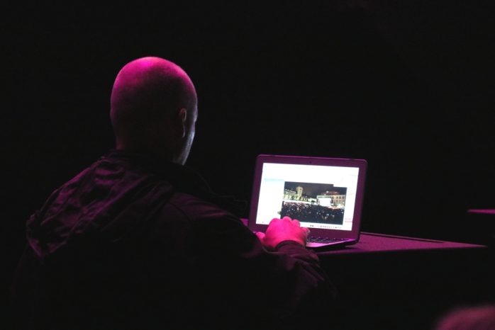 Der rührige Fotograf bei der Arbeit. Medien sind wichtig. Foto: L-IZ.de