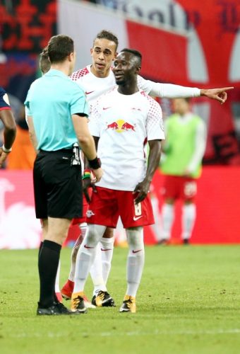 Die wohl entscheidende Szene neben einem nicht gegebenem Elfmeter in der ersten Halbzeit - Naby Keita sieht Rot. Foto: GEPA Pictures