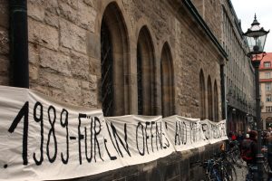 Wie viel ist geblieben? &bdquo;F&uuml;r ein offenes Land mit freien Menschen&ldquo; an der Nikolaikirche 2016. Foto: LZ
