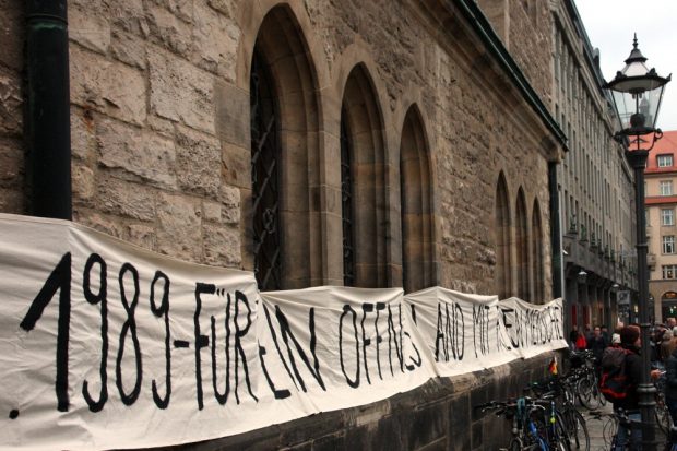 Wie viel ist geblieben? "F&uuml;r ein offenes Land mit freien Menschen" an der Nikolaikirche 2016. Foto: L-IZ.de