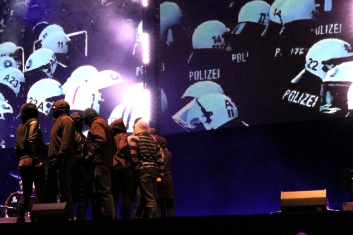 Schöne Farben und große Bilder auf der Bühne - hier: Gewalt. Foto: L-IZ.de