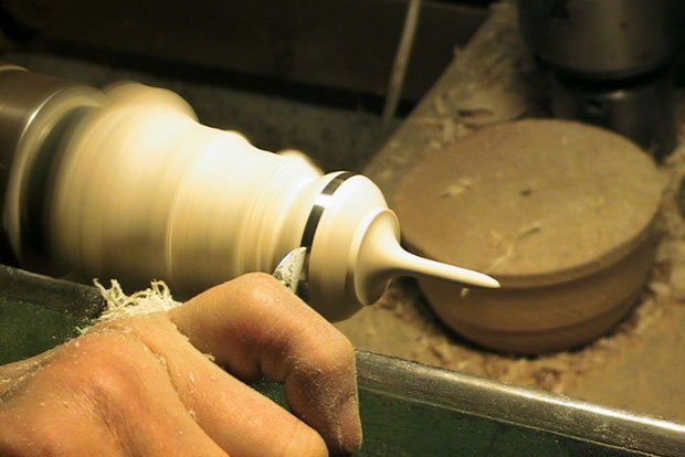 Beim Kreisel drechseln. Foto: holz-liebe