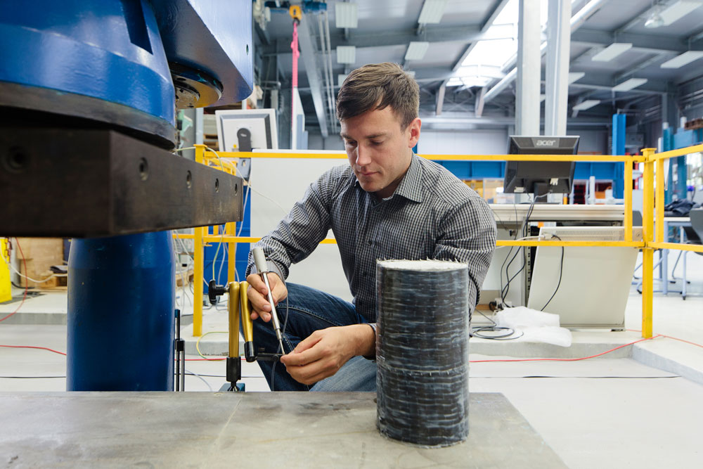 Stefan Käseberg testete für seine Dissertation das Materialverhalten von über 150 carbonverstärkten Probekörpern aus Beton. Foto: Johannes Ernst/HTWK Leipzig