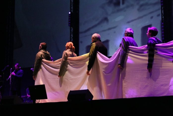 Demonstration auf der Bühne. Foto: L-IZ.de