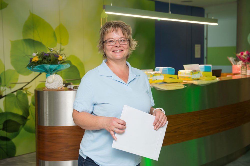 Frau Hempel steht den Eltern bei allen Anmeldeformalitäten nach der Geburt des Kindes beratend und unterstützend zur Seite. Foto: Klinikum St. Georg