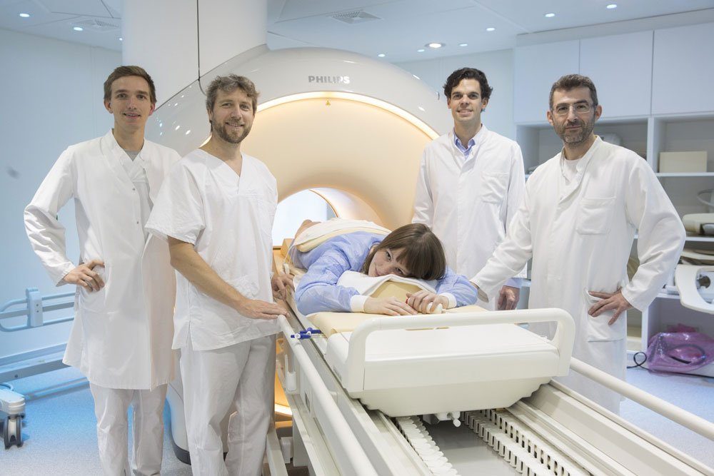Mit hochintensivem fokussiertem Ultraschall gegen Wucherungen der Gebärmutterschleimhaut: Nikolaos Bailis, Oberarzt Tim-Ole Petersen, Leiter der Interventionellen Radiologie, Privatdozent Dr. Patrick Stumpp, Leitender Oberarzt und Stellvertretender Klinikdirektor, und Leonard Leifels (v.r.n.l.). Foto: Stefan Straube/UKL