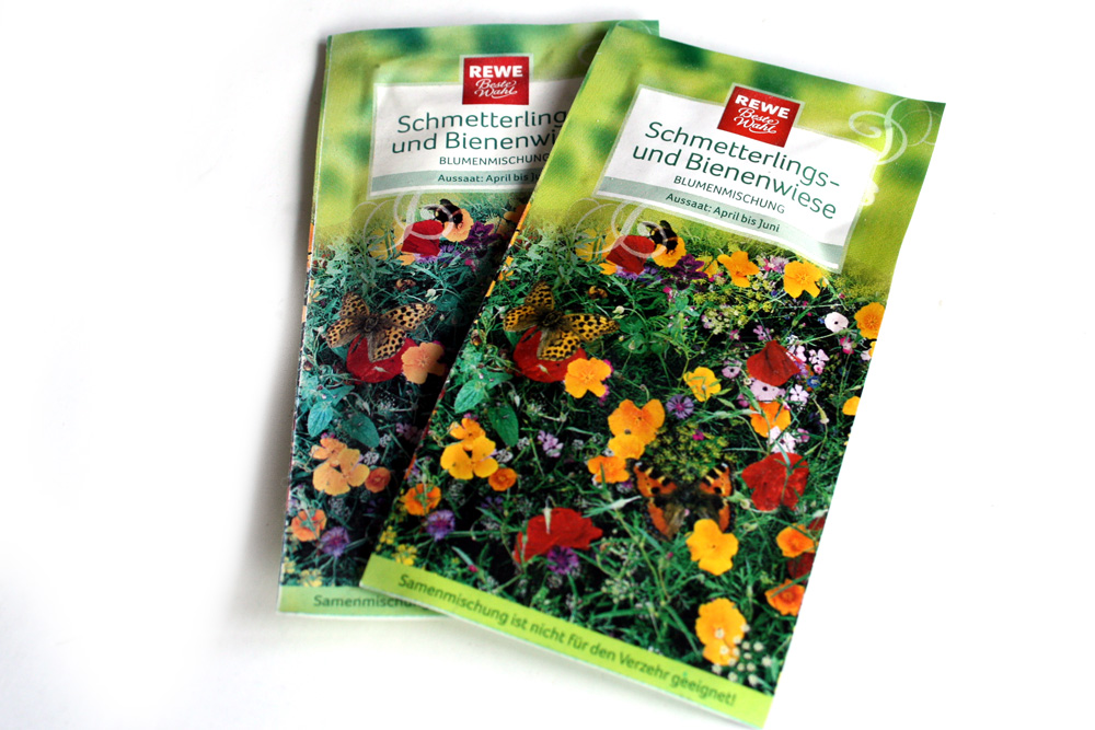 Ermutigende Dreingabe zu zwei Packungen Äpfel. Foto: Ralf Julke