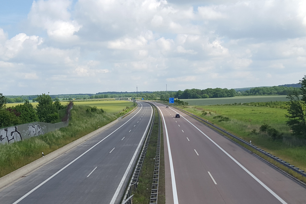 Baumlose Passagen sind an Bundesstraßen fast schon die Regel. Foto: Marko Hofmann