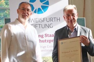Nils Franke überreicht den Wolfgang Staab-Naturschutzpreis an Wolfgang E.A. Stoiber. Foto: Schweisfurth Stiftung