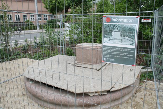 Der Froschbrunnen auf dem Rabensteinplatz - noch ohne Frosch. Foto: Ralf Julke