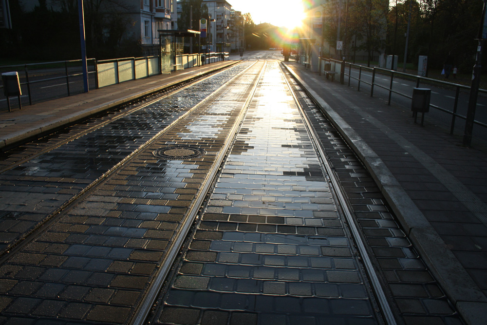 Georg-Schumann-Straße bei Sonnenaufgang. Foto: Ralf Julke