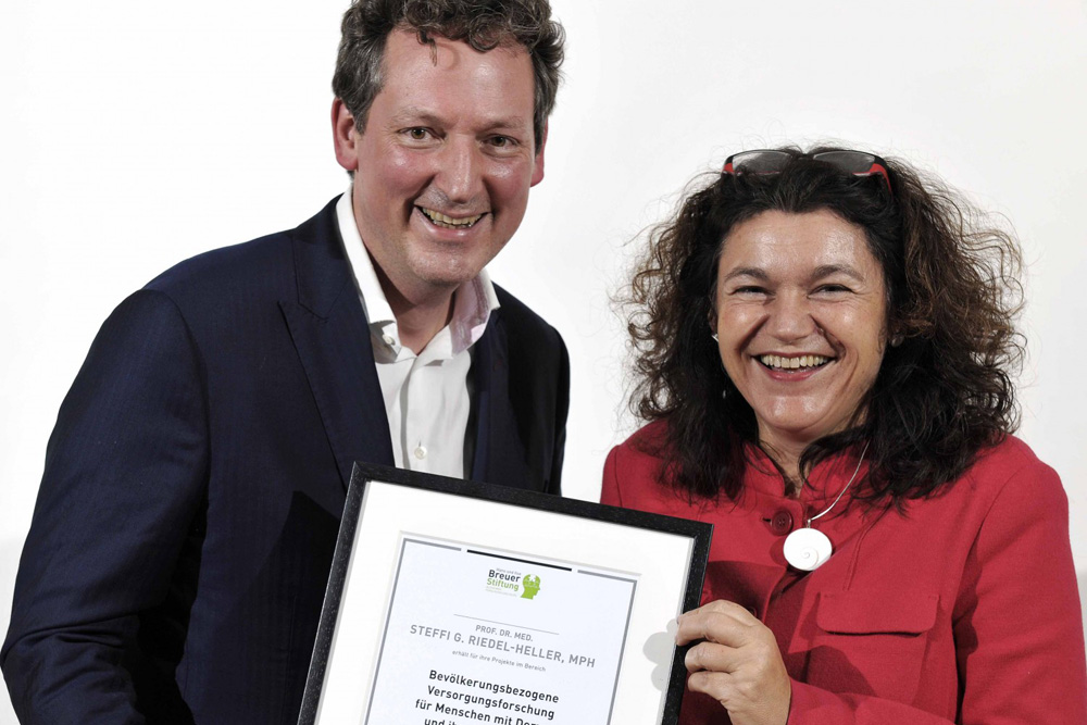 Dr. Eckart von Hirschhausen und Preisträgerin Prof. Dr. Steffi Riedel-Heller. Foto: Hans und Ilse Breuer-Stiftung