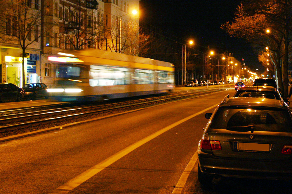 Straßenbahn bei Nacht. Foto: Ralf Julke