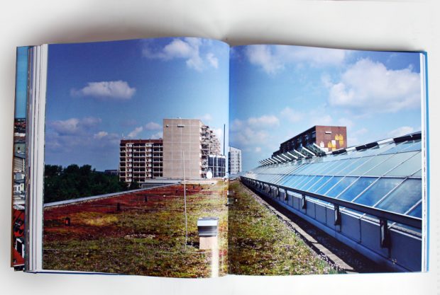 Viele Doppelseiten lassen die detailreichen Fotos richtig wirken. Foto: Ralf Julke