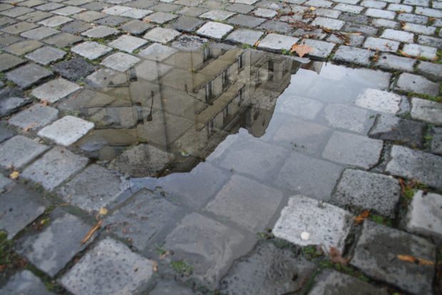 Schöne Leipziger Pflaster-Pfütze. Foto: Ralf Julke