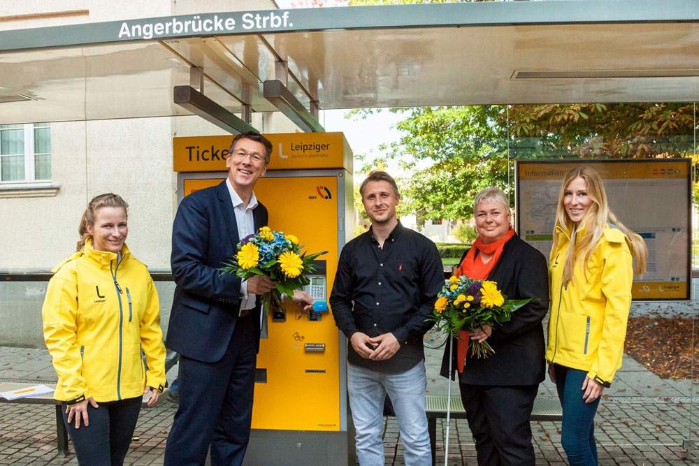 Ulf Middelberg, Mike Demmig und Christiane Mertens, daneben mit Kollegen, bei der Vorstellung der Prototypen der neuen Ticketautomaten für Haltestellen. Foto: Leipziger Gruppe