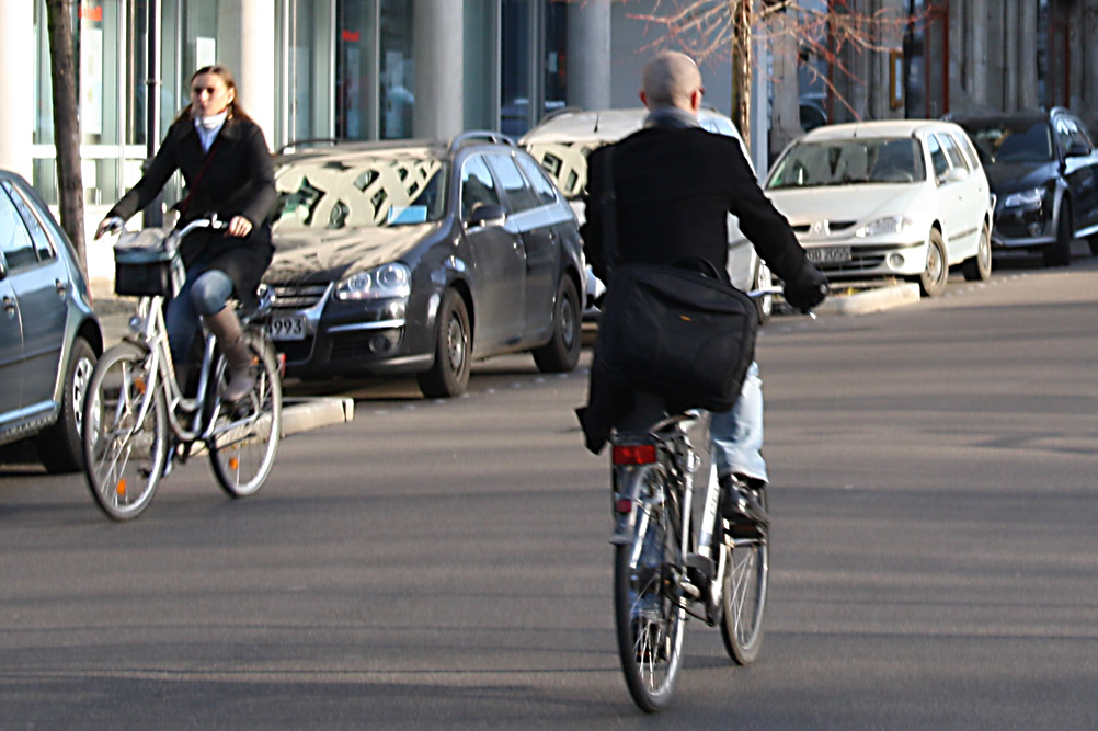Radfahrer im morgendlichen Berufsverkehr. Foto: Ralf Julke