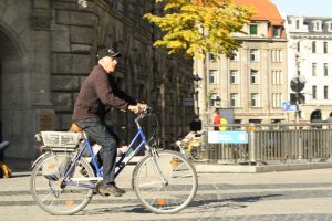 Radfahrer auf dem Burgplatz. Foto: Ralf Julke