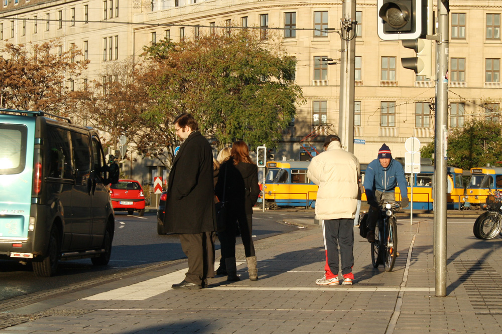 Normalzustand vor der Westhalle des Hauptbahnhofs. Foto: Ralf Julke