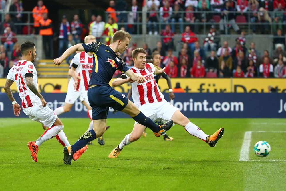 Lukas Klostermann im Zweikampf. Foto: GEPA pictures/Roger Petzsche