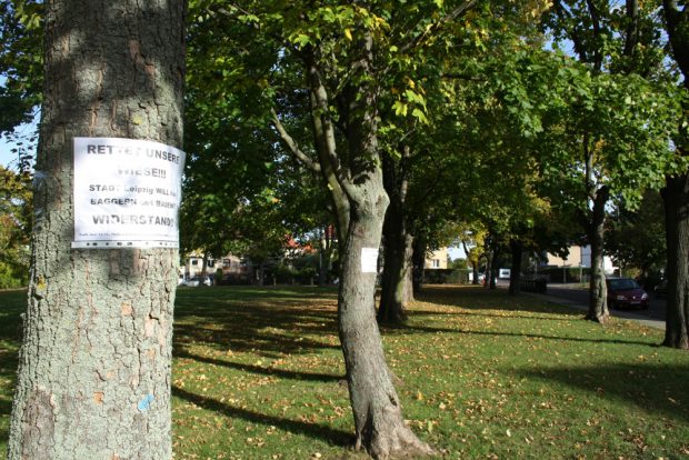 Plakate an den Bäumen: Rettet unsere Wiese! Foto:Ralf Julke