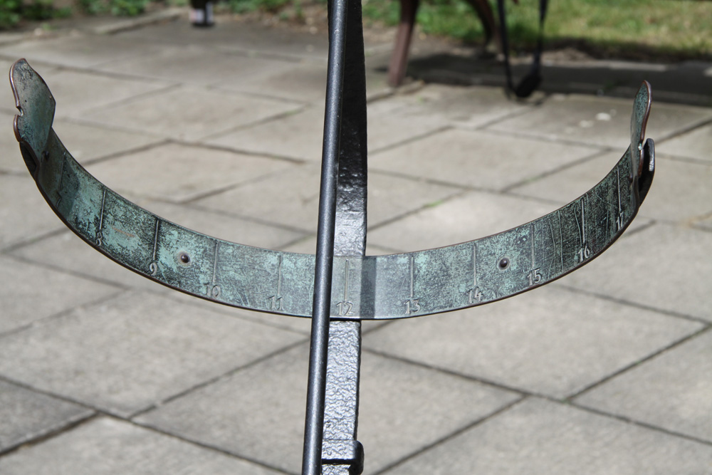 Sonnenuhr im Clara-Zetkin-Park. Foto: Matthias Weidemann