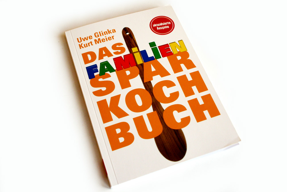 Uwe Glinka, Kurt Meier: Das Familien-Sparkochbuch. Foto: Ralf Julke