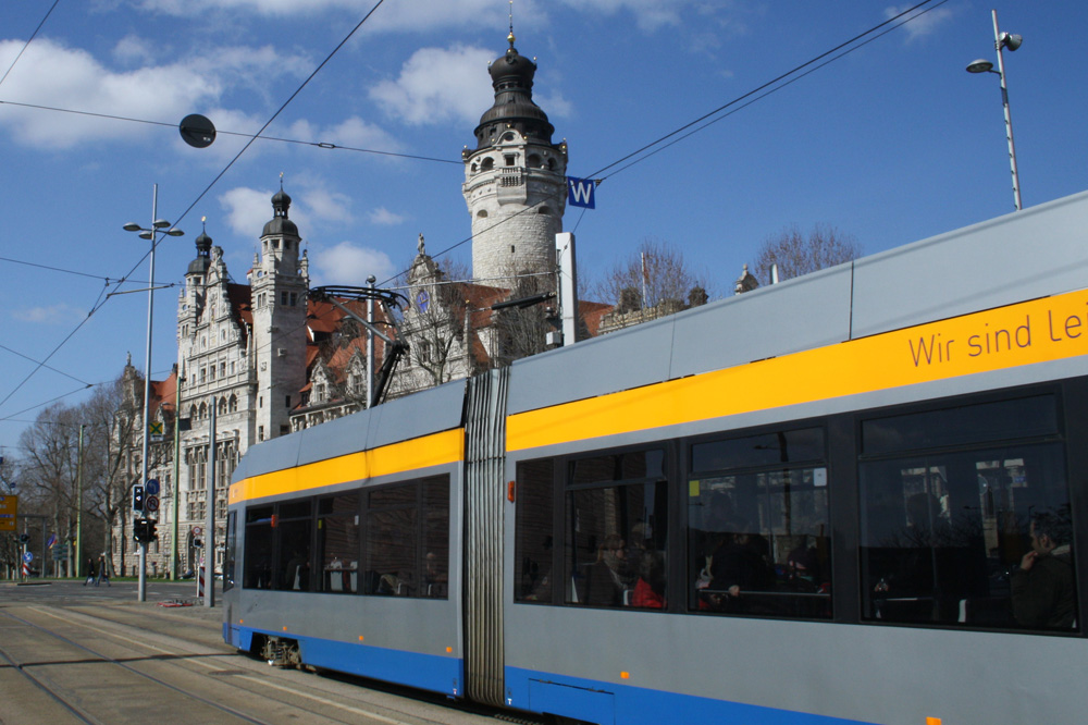 Straßenbahn am Wilhelm-Leuschner-Platz. Foto: Ralf Julke